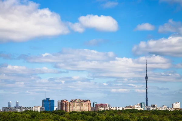 Stadt und Wald unter wolkenlosem blauen Himmel im Sommer — Stockfoto