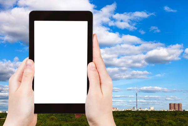 Tourist photographs sky with clouds over city — Stock Photo, Image