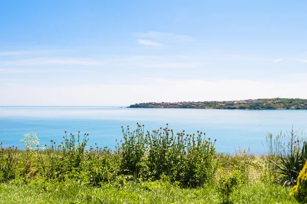 Green coast and view of Tsarevo town in Bulgaria — Stock Photo, Image