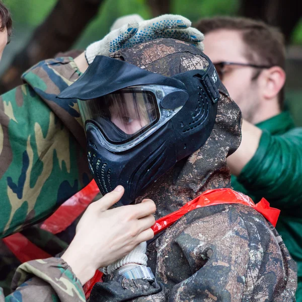Chica lleva máscara protectora para jugar paintball — Foto de Stock