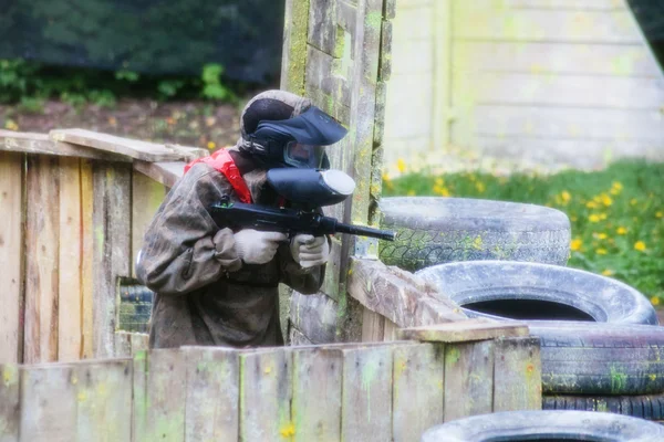 Jogador em camuflagem durante o jogo paintball — Fotografia de Stock