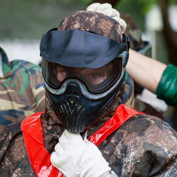 Menina no rosto escudo antes de jogar paintball — Fotografia de Stock