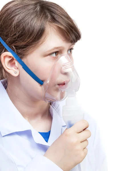 Dziewczyna oddycha z maseczka do twarzy z nowoczesnym nebulizer — Zdjęcie stockowe