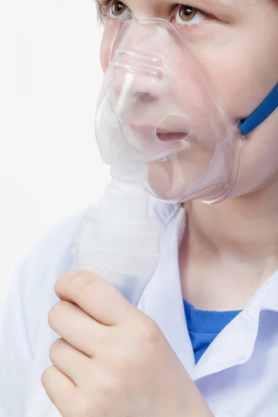 Dziewczyna oddycha z maseczka do twarzy z jet nebulizatora — Zdjęcie stockowe