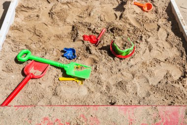 Çocuk oyun alanı üzerinde oyuncaklarla Sandbox