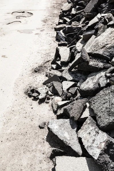 Yol asfalt taşları yığını — Stok fotoğraf