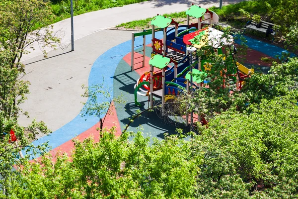 Parque infantil al aire libre en el jardín de la ciudad —  Fotos de Stock
