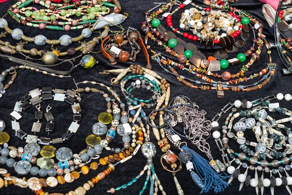 Mesa com colares de pedras preciosas naturais — Fotografia de Stock
