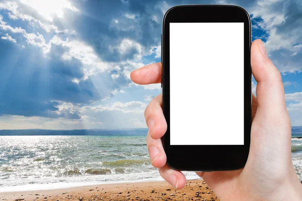 Touristen fotografieren Sonnenlicht über totem Meer — Stockfoto