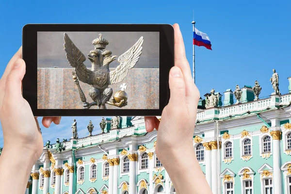 Tourist photographs Double-headed eagle, Russia — Stock Photo, Image