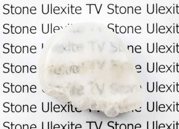 Polierter Ulexit (Fernseh-Stein) mineralischer Edelstein — Stockfoto