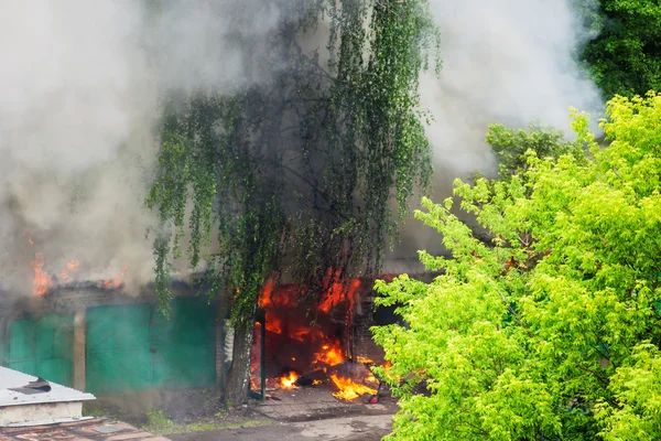 Incendio en garaje urbano — Foto de Stock