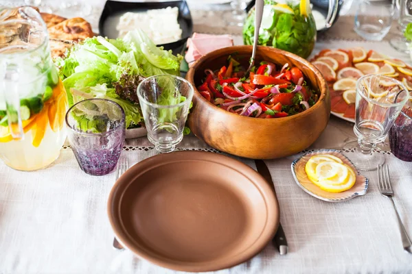 Prato vazio e aperitivos na mesa servida — Fotografia de Stock