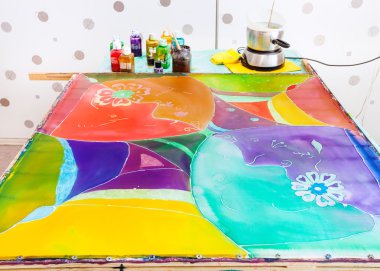 Üçüncü tabaka boyalar ve balmumu ile ipek kumaş