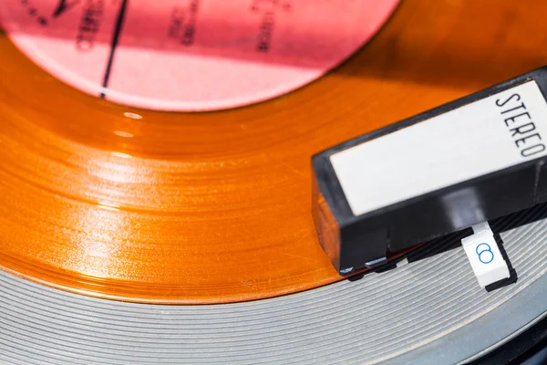 オレンジ色のビニール レコードのヘッドシェルのビューの上 — ストック写真