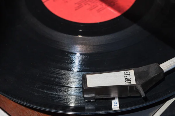 Boven weergave van vinyl schijf in platenspeler — Stockfoto