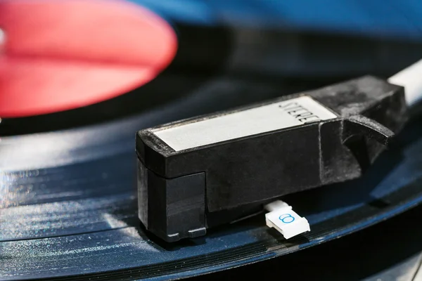 Tonearm no disco de vinil no velho leitor de discos — Fotografia de Stock