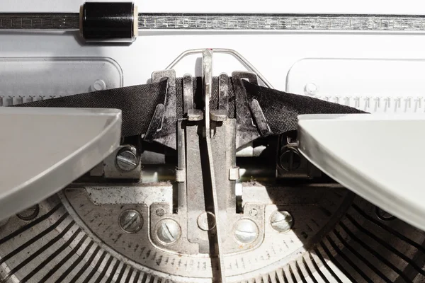 Typebar types ink ribbon in old typewriter — Stock Photo, Image