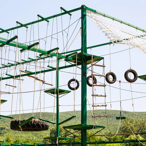 Touw-ladders in outdoor hindernisbaan — Stockfoto