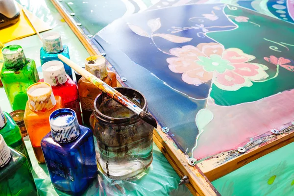 Pinturas, pincel y seda pintada batik caliente —  Fotos de Stock