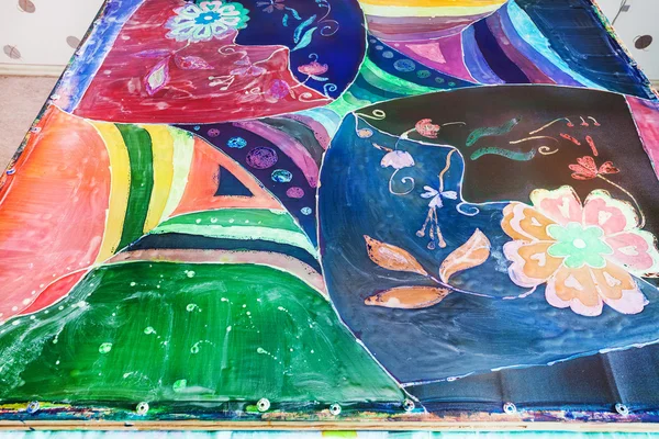 Wreszcie malowane batik w klatce przed suszeniem — Zdjęcie stockowe