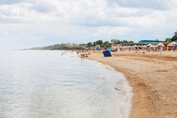 туристы на песке и шелли-пляже Азовское море
