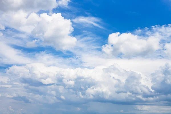 Dense white clouds in blue sky in summer day — Stock Photo, Image
