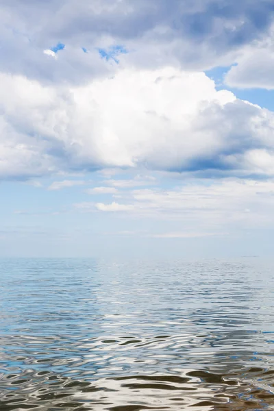 Nuages blancs sur l'eau calme de la mer d'Azov — Photo