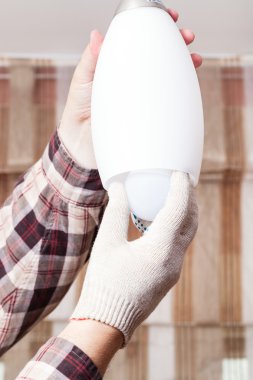 Elektrikçi değiştirmek lambası tavan ışıkları Led için