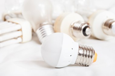 enerji tasarruflu LED lamba ve birkaç eski ampulleri