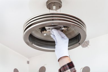 Elektrikçi halojen lamba tavan ışık monte edilir.