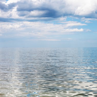 Mavi gökyüzü ve sakin su Azak Denizi ile Waterscape