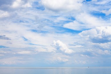Mavi Gökyüzü bulutlu sakin su Azak Denizi üzerinde
