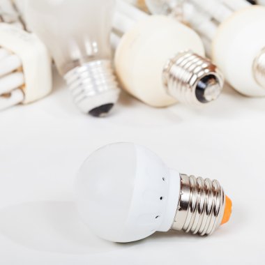 bir yeni Led lamba ve birkaç eski ampulleri