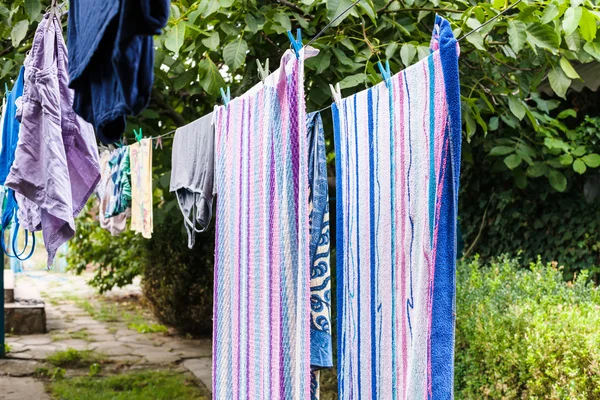 Handdoeken en linnen drogen op de binnenplaats — Stockfoto