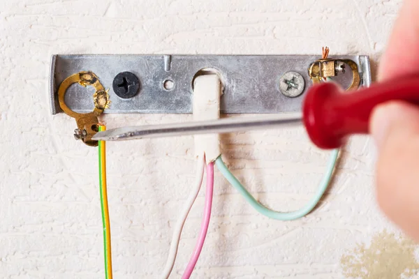 Elektrikçi kablo duvar ışık onarır — Stok fotoğraf