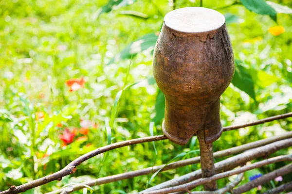 Old clay pot close up at wattle fence — Stock Photo, Image