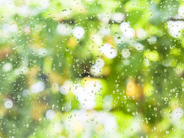 Gocce di pioggia sul vetro della casa di campagna — Foto Stock