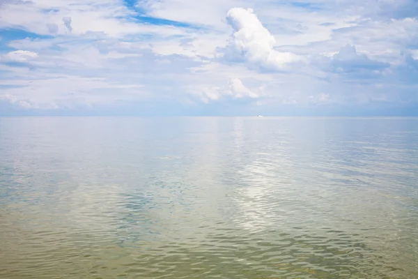平静的水面阿佐夫海 — 图库照片