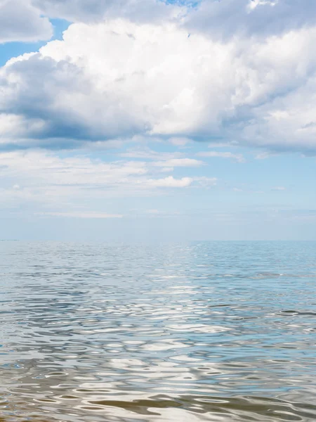 大朵白云里平静海水的亚速海 — 图库照片