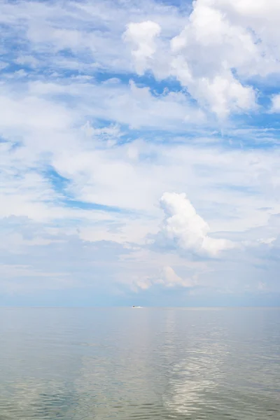 Cumuli nuages blancs et eaux calmes Mer d'Azov — Photo