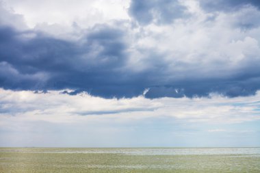 Azak Denizi üzerinde koyu mavi fırtına bulutları