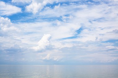 Sakin mavi su Azak Denizi üzerinde beyaz bulutlar
