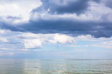 koyu mavi yağmur bulutları Azak Denizi üzerinde