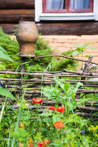 Recinzione a sonaglio con coccio di argilla e casa Countruy — Foto Stock