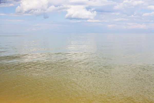 Geel groen kalm water zee van Azov — Stockfoto