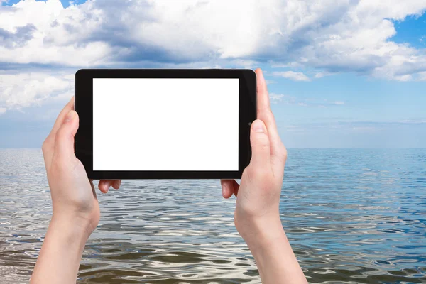 Toeristische foto's van de zee van Azov op tablet pc — Stockfoto