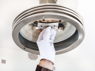 Elektrikçi halojen lamba tavan ışık içinde giderir.