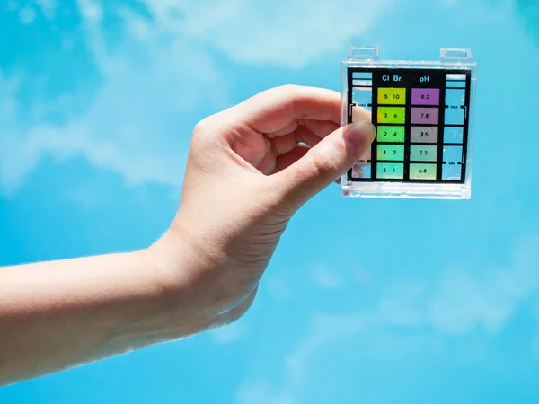 Controllare l'inquinamento dell'acqua nella piscina blu all'aperto — Foto Stock