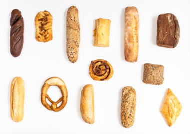 Beyaz arka plan üzerinde çeşitli taze ekmek